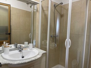 Dusche, Haartrockner, Handtücher, Seife