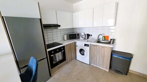 Kühlschrank, Mikrowelle, Herdplatte, Wasserkocher mit Kaffee-/Teezubehör
