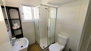 Dusche, Haartrockner, Handtücher
