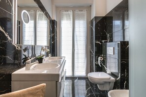 Een douche, een haardroger, een bidet