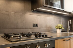 Geladeira, micro-ondas, fogão, cooktop
