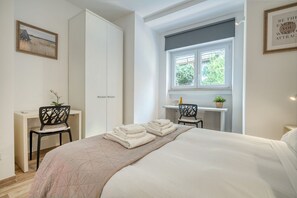 2 bedrooms, desk, iron/ironing board, WiFi