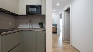 KĂŒhlschrank, Mikrowelle, Herdplatte, GeschirrspĂŒler