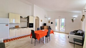 Interior - villa with swimming pool sleeps 8, three bedrooms (Marina di Mancaversa)