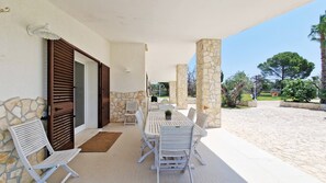 Outdoor dining - villa with swimming pool sleeps 8, three bedrooms (Marina di Mancaversa)