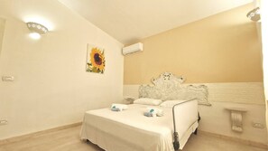 3 bedrooms - villa with swimming pool sleeps 8, three bedrooms (Marina di Mancaversa)