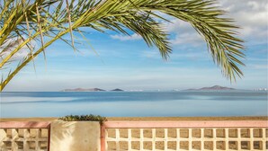 A coastal view with a calm sea, distant mountains, and a clear sky. - Lovely home in Cartagena with kitchen (Cartagena)
