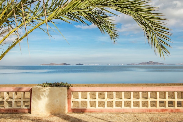 Una spiaggia nelle vicinanze