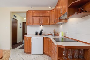 Apartament, 1 dormitori, balcó | Cuina privada | Microones i cafetera i tetera 