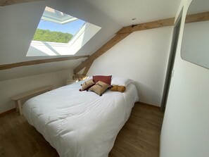 1 bedroom, travel cot, free WiFi, bed sheets