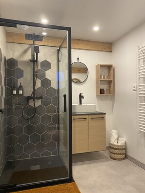 Secador de pelo, toallas, jabón, shampoo