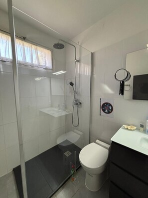 Shower, hair dryer, towels, toilet paper - Appartement 80 M2 3ieme Étage Dans Grande Résidence Arborée. Parc de la Torse (Aix-en-Provence)