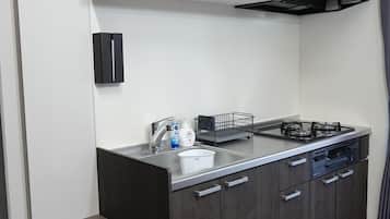 Refrigerador, microondas, parrilla de estufa y utensilios de cocina