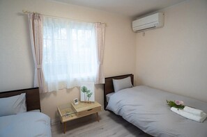 4 bedrooms, desk, free WiFi, bed sheets