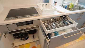 冰箱、微波炉、炉灶、厨具/餐具