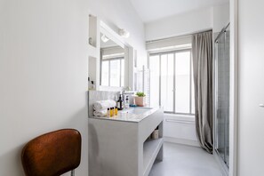 Douche, sèche-cheveux, serviettes fournies
