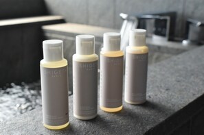 Secador de cabelo, toalhas de banho