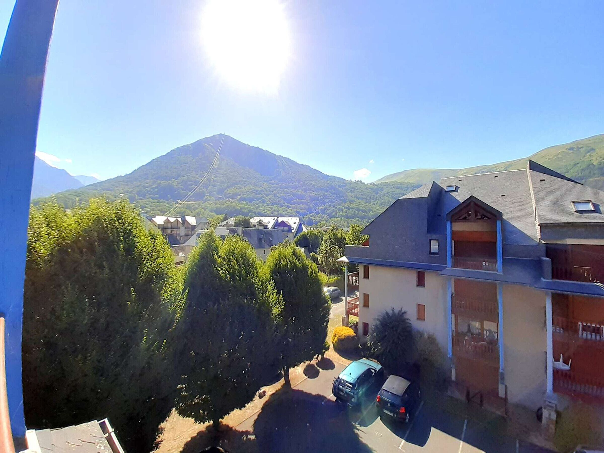 Zona residencial con casas, una montaña al fondo y cielo despejado.