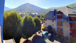 A residential area with houses, a mountain in the background, and a clear sky. - Cozy studio for 4 with balcony, parking, and gym in St Lary Soulan (Saint-Lary-Soulan)