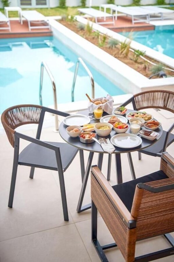 Café da manhã com buffet todos os dias (EUR 10.00 por pessoa)