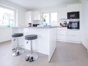 Fridge, microwave, oven, stovetop - Modernes Ferienhaus in Attraktiver Lage in Burhave. Strandnah und Zentral (Burhave)