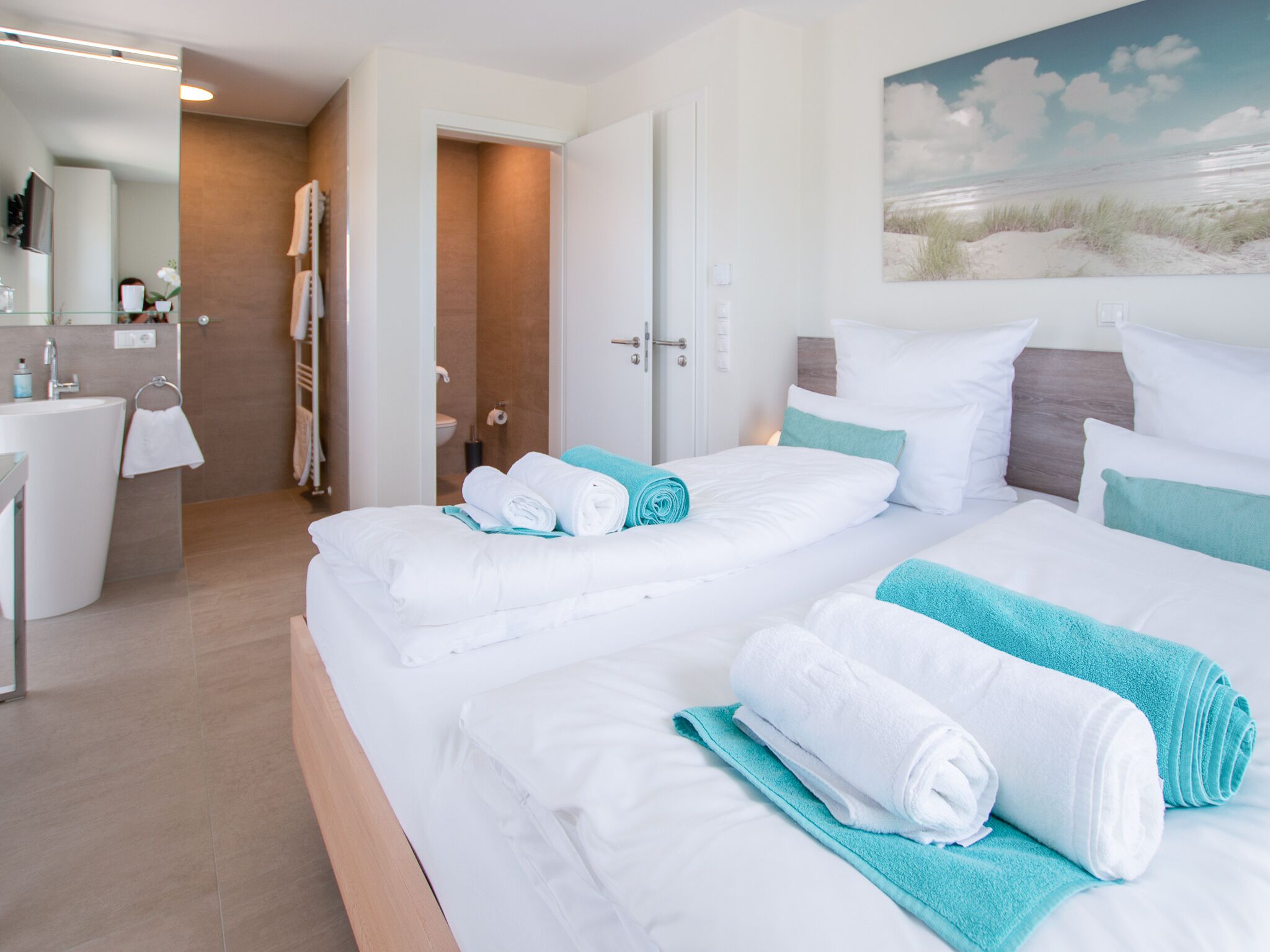 2 quartos, ferros/tábuas de passar roupa, berço de viagem