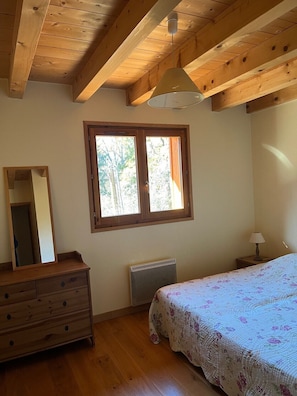 3 bedrooms, iron/ironing board, travel cot, free WiFi
