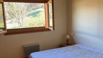 3 bedrooms, iron/ironing board, travel crib, free WiFi