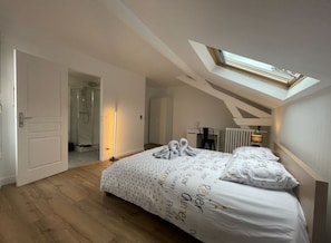 5 bedrooms, iron/ironing board, free WiFi, bed sheets