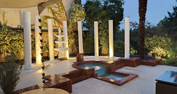 Outdoor spa tub - Le Petit Versailles - Maison Proche Paris (Villemomble)