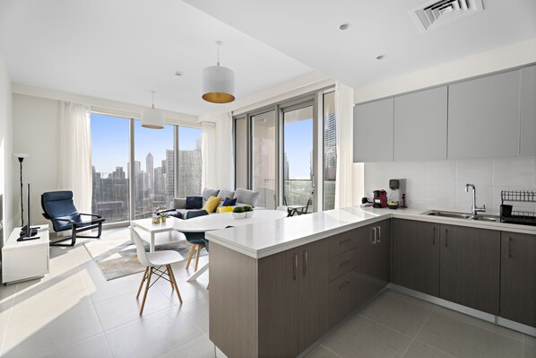 Interior - Luxury 2BR with Pool, Gym, Fast Wifi and Skyline (Dubai)