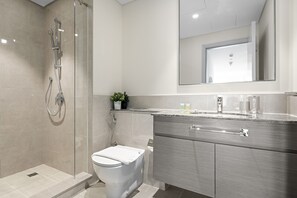 Hair dryer, towels, toilet paper - Luxury 2BR with Pool, Gym, Fast Wifi and Skyline (Dubai)