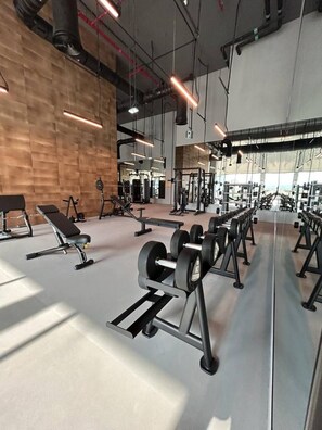 Fitness facility - Luxury 2BR with Pool, Gym, Fast Wifi and Skyline (Dubai)