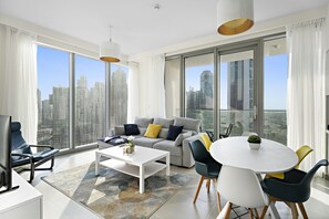 Smart TV - Luxury 2BR with Pool, Gym, Fast Wifi and Skyline (Dubai)