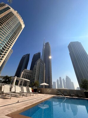 Outdoor pool, a heated pool - Luxury 2BR with Pool, Gym, Fast Wifi and Skyline (Dubai)