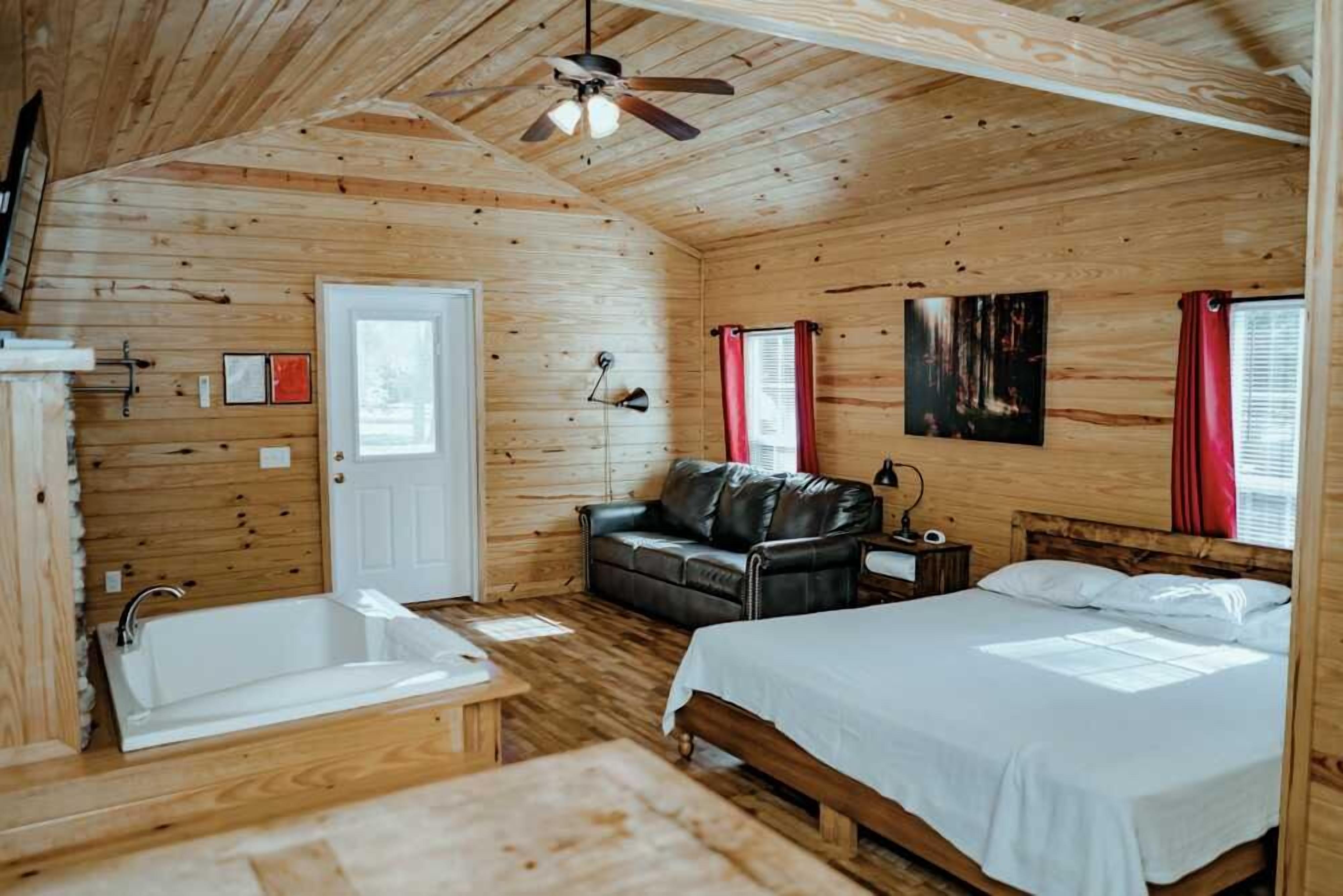 Weatherford Hideaway! Full Kitchen, Outdoor Pool, Near Peek-A-Boo Petting Zoo