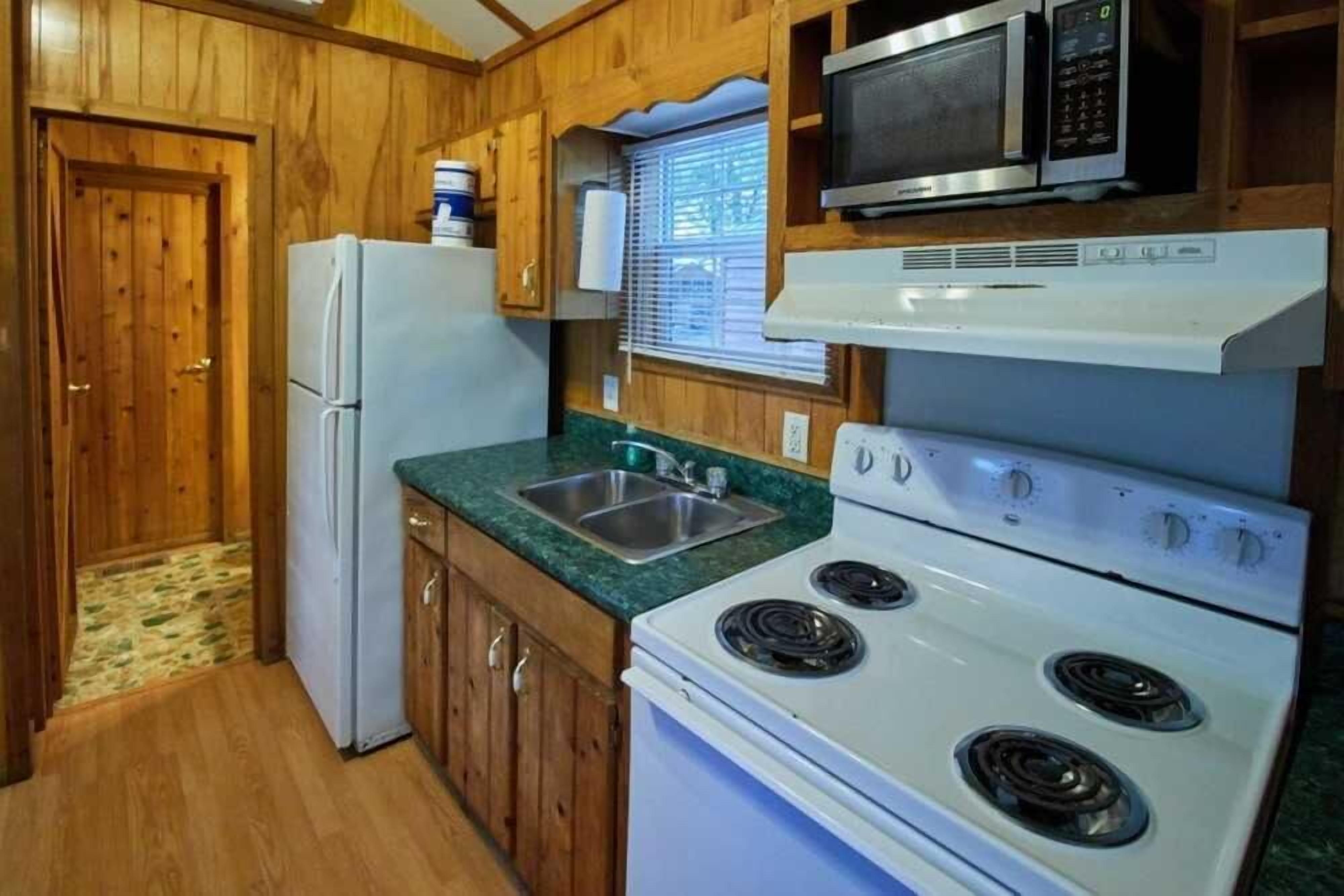 Nature's Beauty at Your Doorstep! Full Kitchen, Outdoor Pool, Free Parking