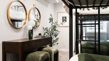 5 dormitorios, escritorio, tabla de planchar con plancha y cuna de viaje