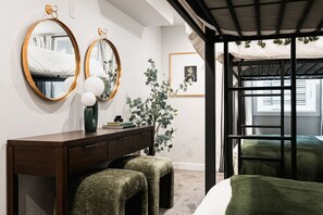 5 bedrooms, desk, iron/ironing board, WiFi