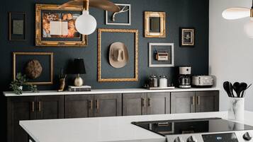 Frigorífico, microondas, horno y placa de cocina