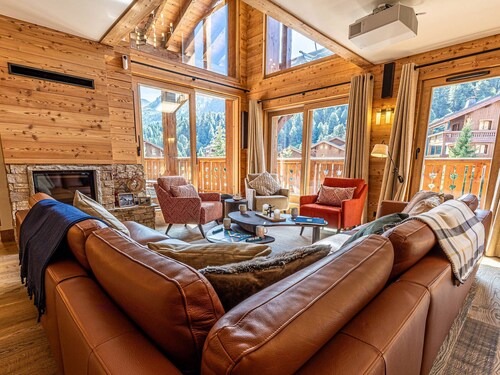 Luxury 5-Bed Chalet Near Slopes, Sleeps 12, Fireplace, and Covered Parking