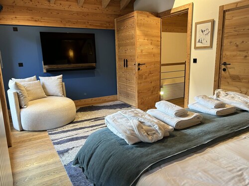 Luxury 5-Bed Chalet Near Slopes, Sleeps 12, Fireplace, and Covered Parking