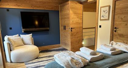 Luxury 5-Bed Chalet Near Slopes, Sleeps 12, Fireplace, and Covered Parking