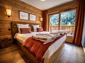 5 bedrooms, desk, free WiFi, bed sheets