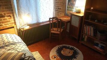 Chambre Simple, salle de bains attenante, vue jardin (Chambre grise) | 1 chambre, fer et planche à repasser, Wi-Fi gratuit