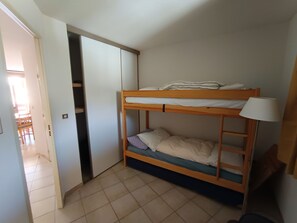 1 quarto, berço de viagem