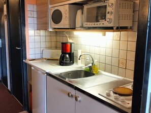 Mikrovågsugn, spishäll, kaffe- och tebryggare och brödrost