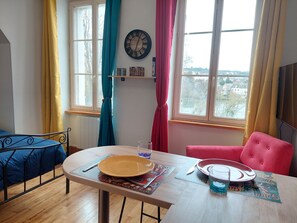 Leilighet – standard | Oppholdsområde | En 32-tommers Flatskjerm-TV med digitale kanaler