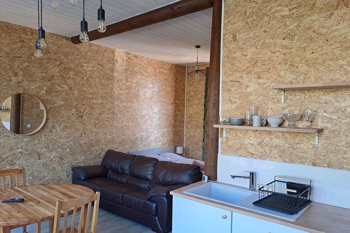 Romantische chalet | Woonruimte | Een 32-inch flatscreentelevisie met digitale zenders