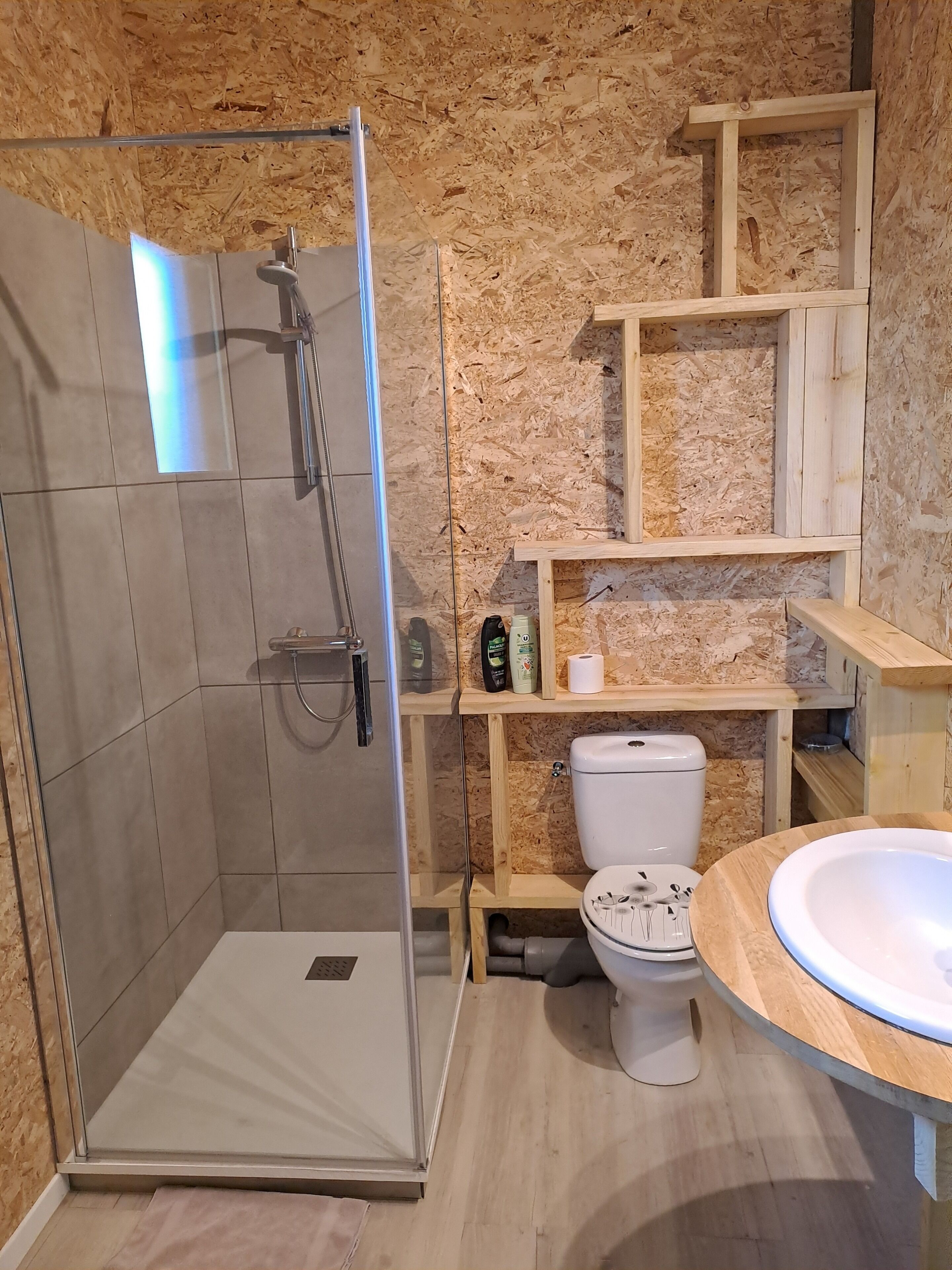 Romantic Chalet | Bathroom | Shower, hair dryer, towels, soap